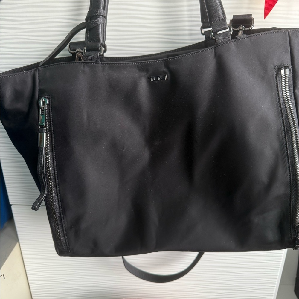 Tumi Black Leather Tote Bag Sleek Minimalist Design